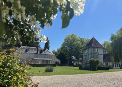 Vue de la Charreterie sur le parc avec la maison de la commanderie et le pigeonnier