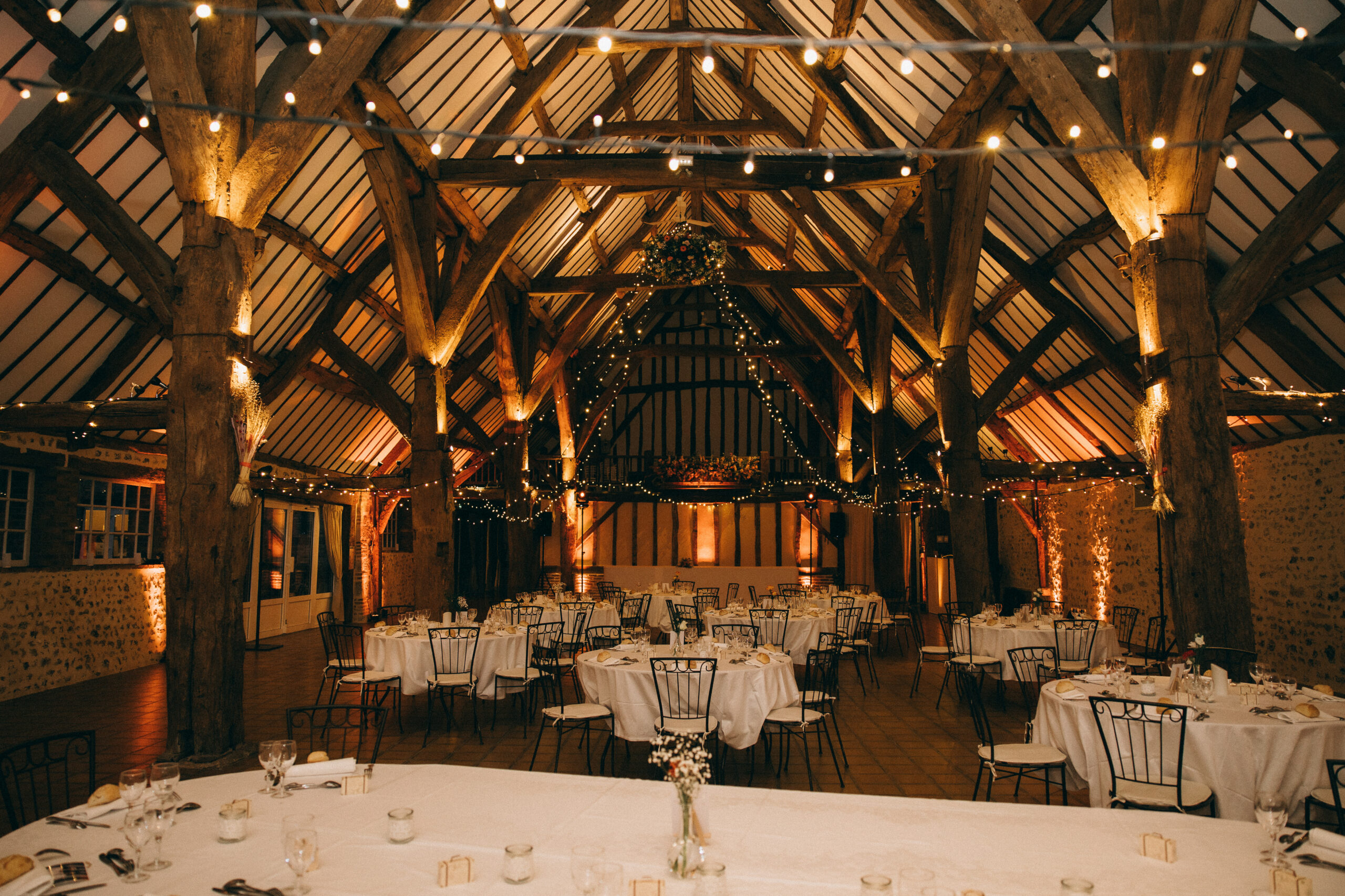 La Grange dimière de 1219 La Grange du 13ème siècle avec ses poutres d'origine et pierres apparentes